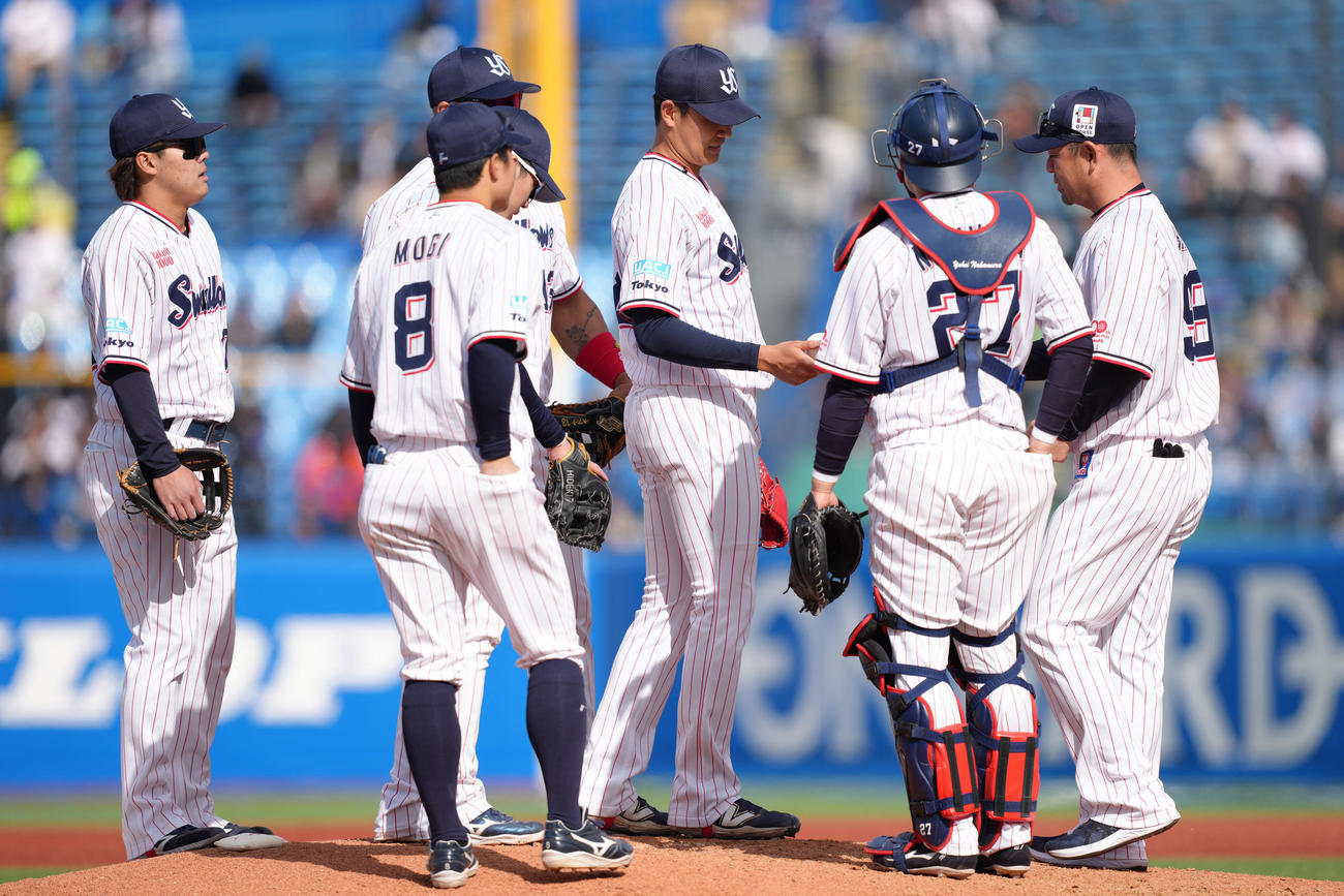 ヤクルト対阪神　5回途中、マウンドを降りるヤクルト奥川（中央）（撮影・足立雅史）