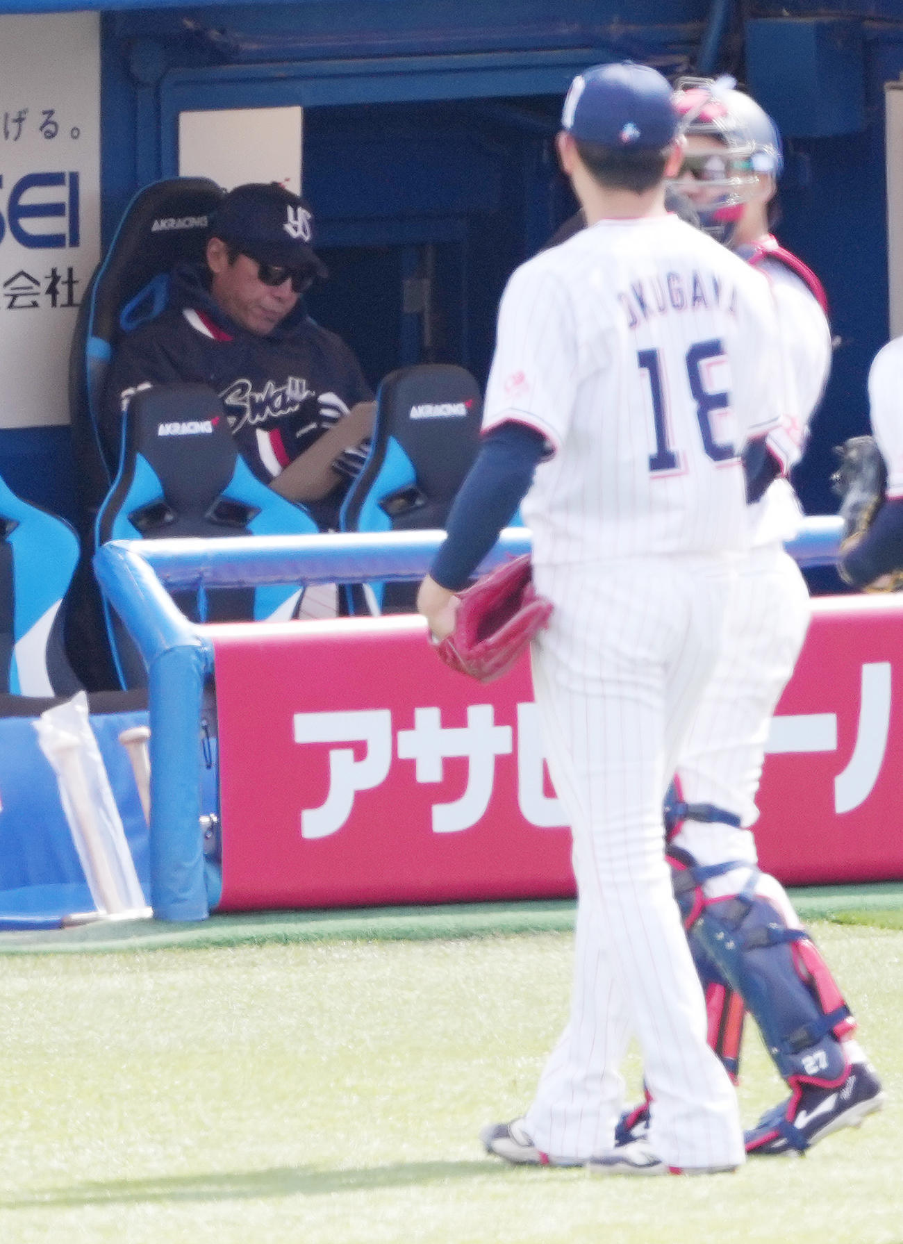 ヤクルト対阪神　3回表を終え中村悠（右）と話しながらベンチへ戻る奥川とメモを取るヤクルト高津監督（左）（撮影・鈴木みどり）