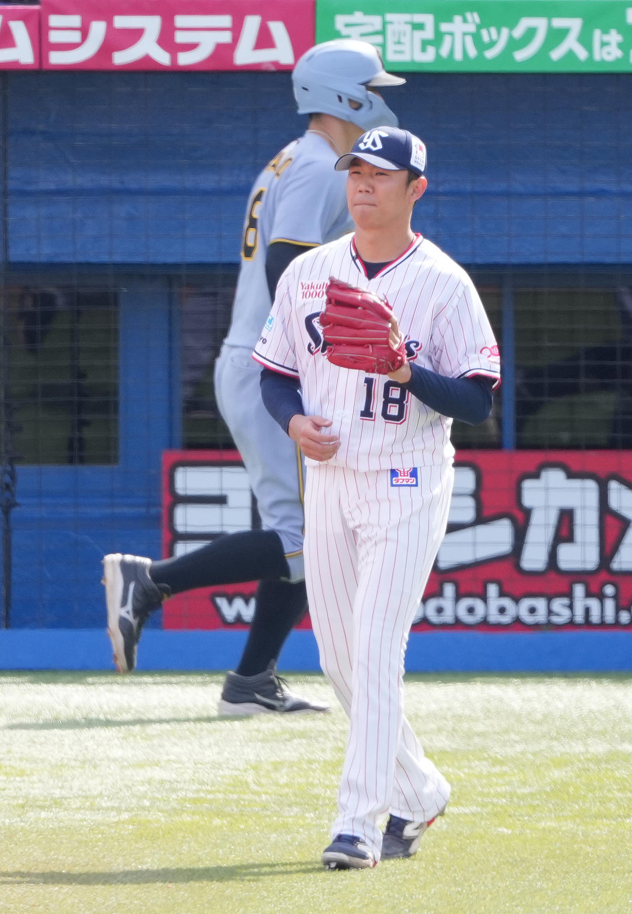 ヤクルト対阪神　3回表阪神2死一塁、森下に中適時二塁打を浴び一塁走者佐藤輝（奥）の生還を許し、険しい表情の奥川（撮影・鈴木みどり）