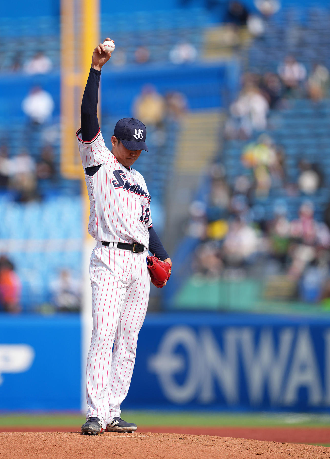 ヤクルト対阪神　3回表阪神2死一塁、佐藤輝に中前適時打を浴びた奥川（撮影・足立雅史）