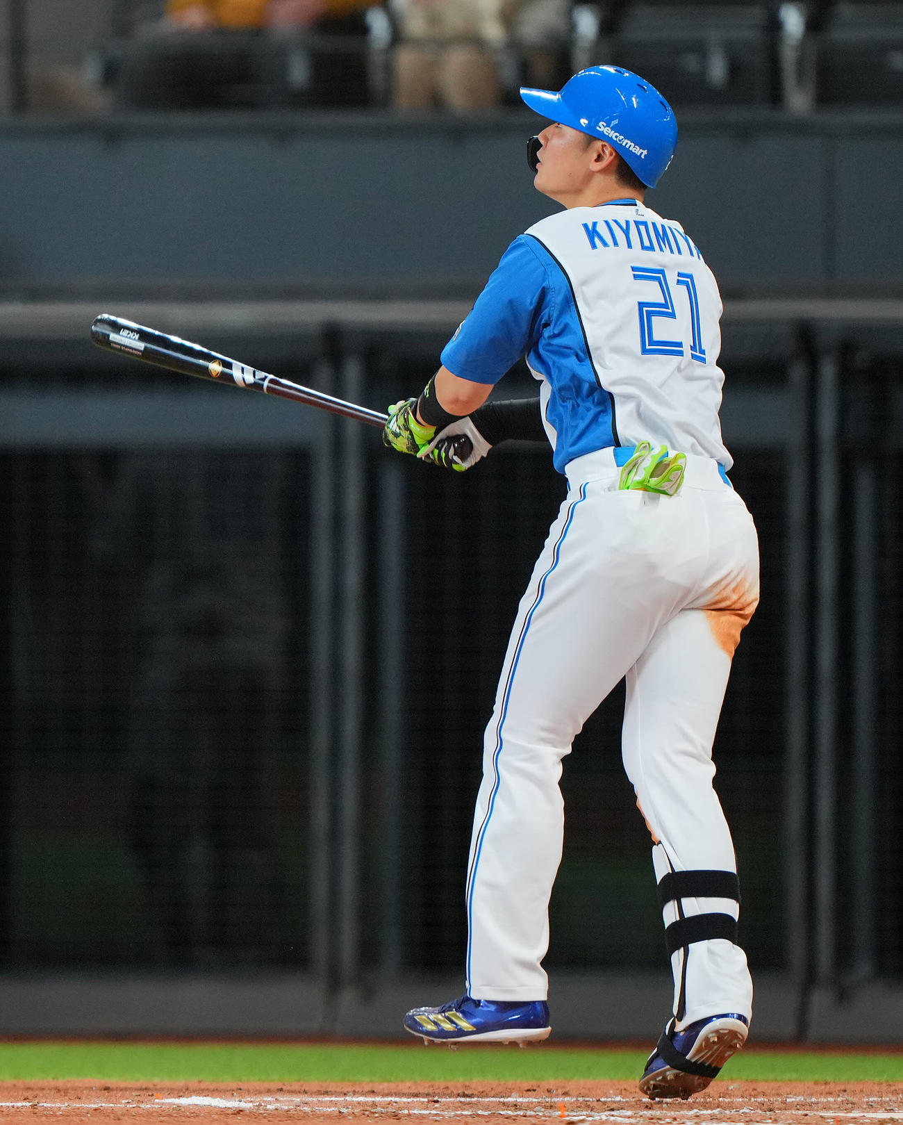 日本ハム対巨人　5回裏日本ハム2死、右越えソロ本塁打を放つ清宮（撮影・垰建太）