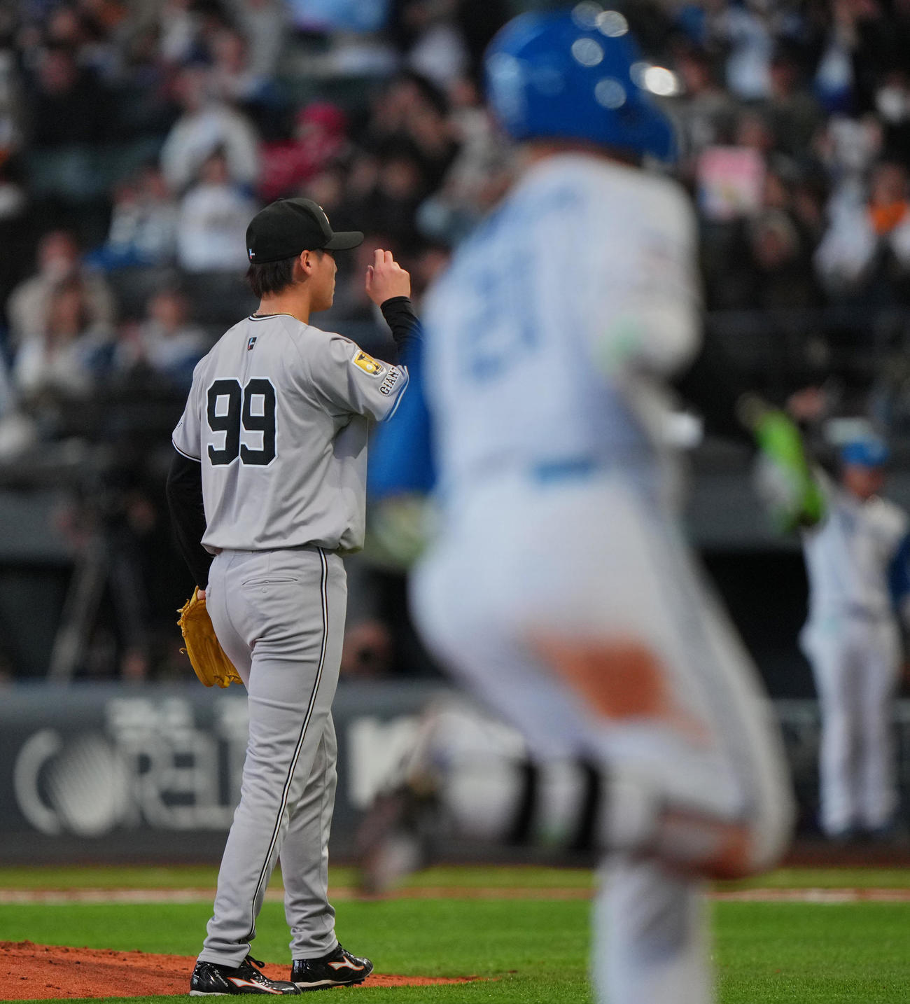 日本ハム対巨人　5回裏日本ハム2死、清宮（手前）にソロ本塁打を浴びる京本（撮影・垰建太）