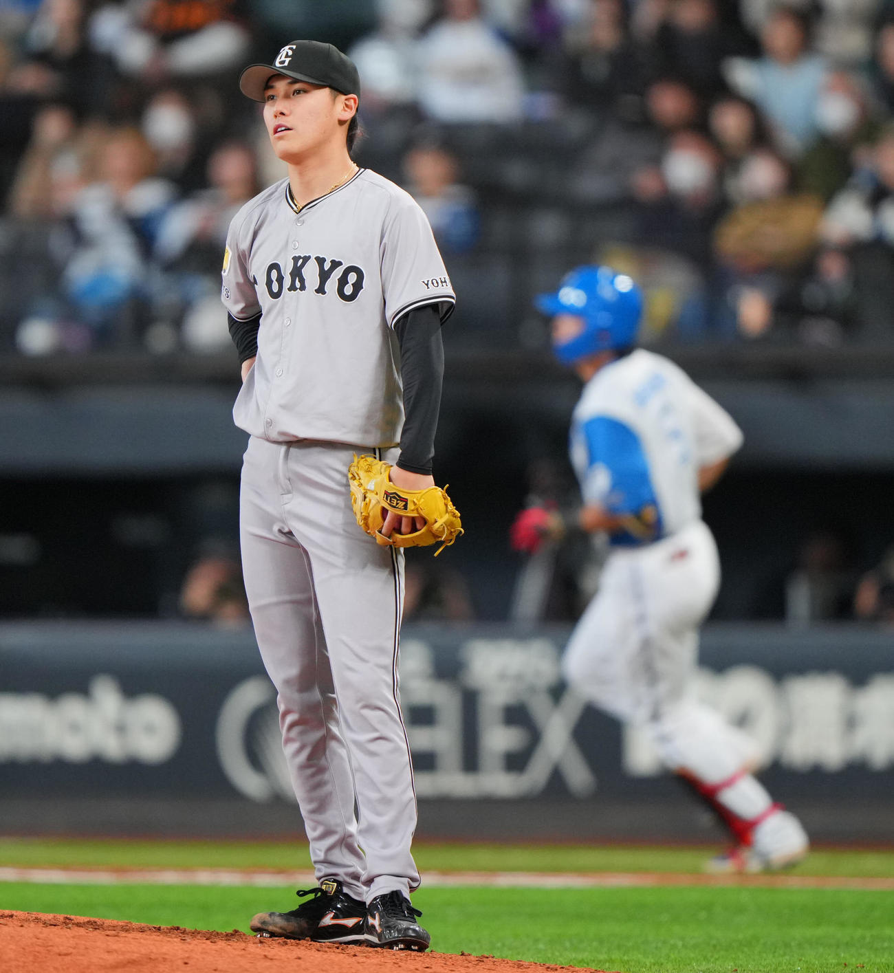 日本ハム対巨人　5回裏日本ハム2死、野村（右）にソロ本塁打を浴びる京本（撮影・垰建太）