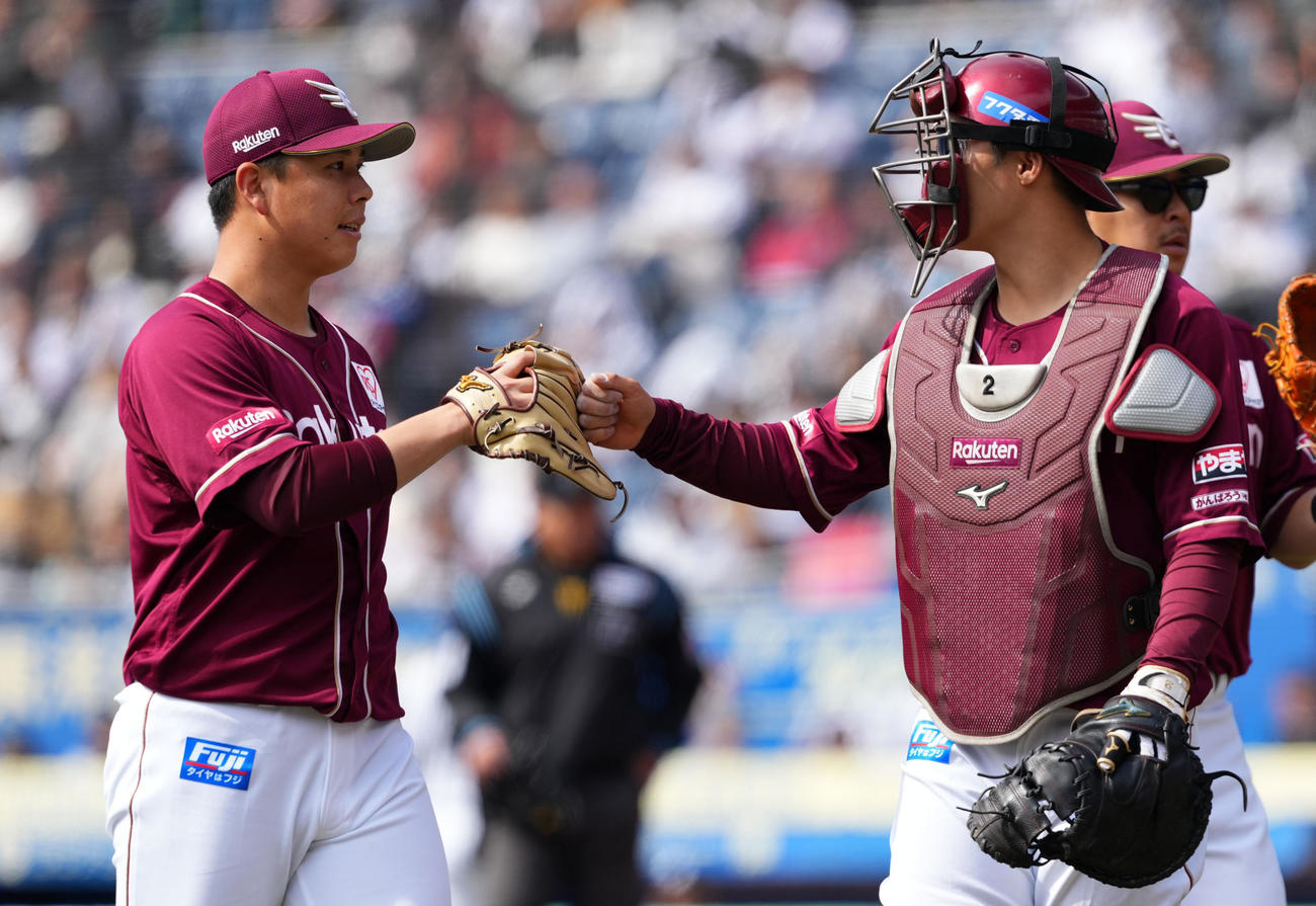 ロッテ対楽天　3回裏を無失点に抑えタッチを交わす楽天藤井（左）と太田（撮影・横山健太）