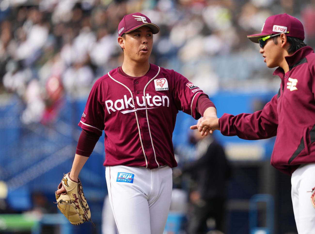 ロッテ対楽天　5回裏を無失点に抑えタッチを交わす楽天藤井（左）（撮影・横山健太）