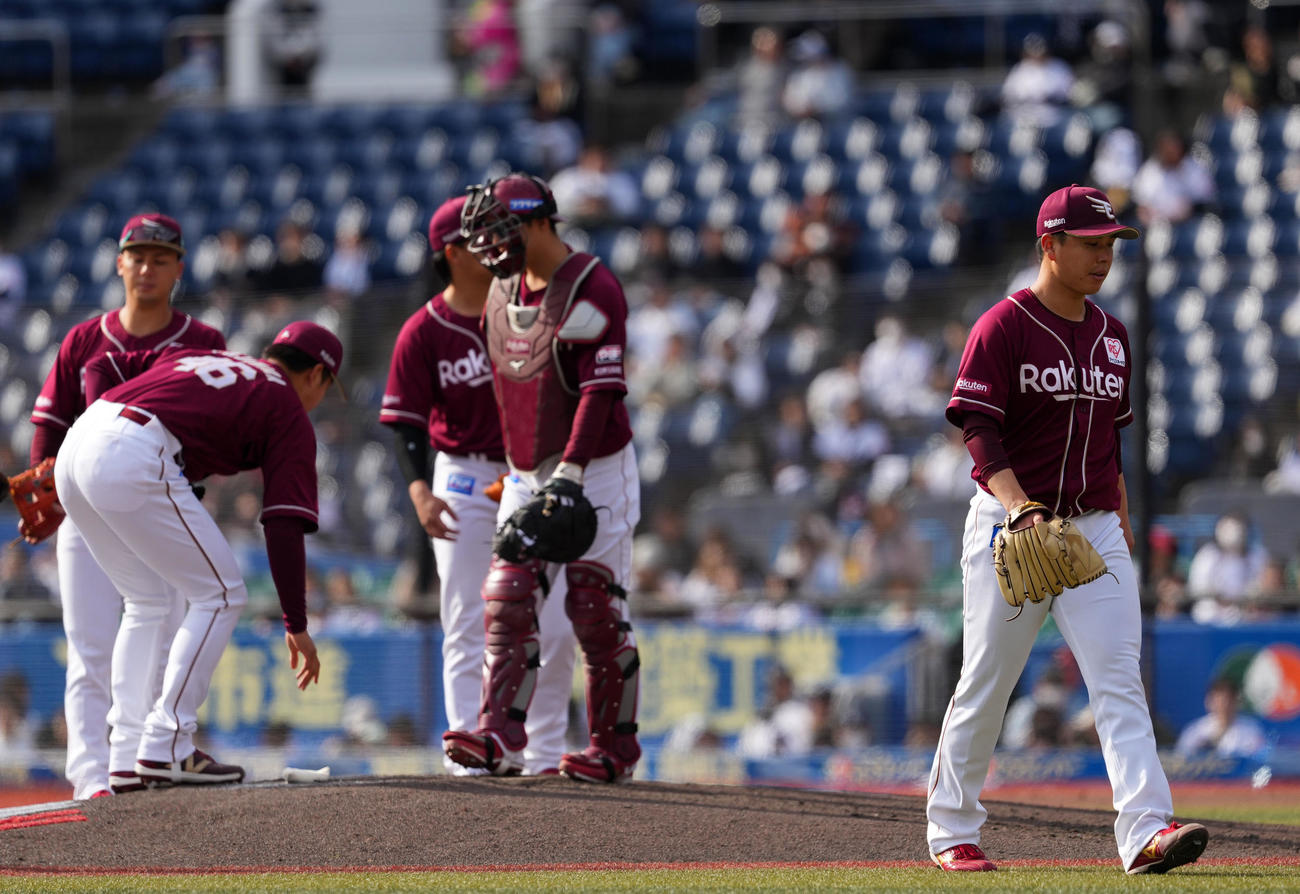 ロッテ対楽天　7回裏途中でマウンドを降りる楽天藤井（右）（撮影・横山健太）