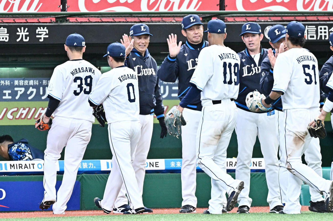西武対広島　試合後、選手を迎える西武西口監督（左から3人目）（撮影・滝沢徹郎）