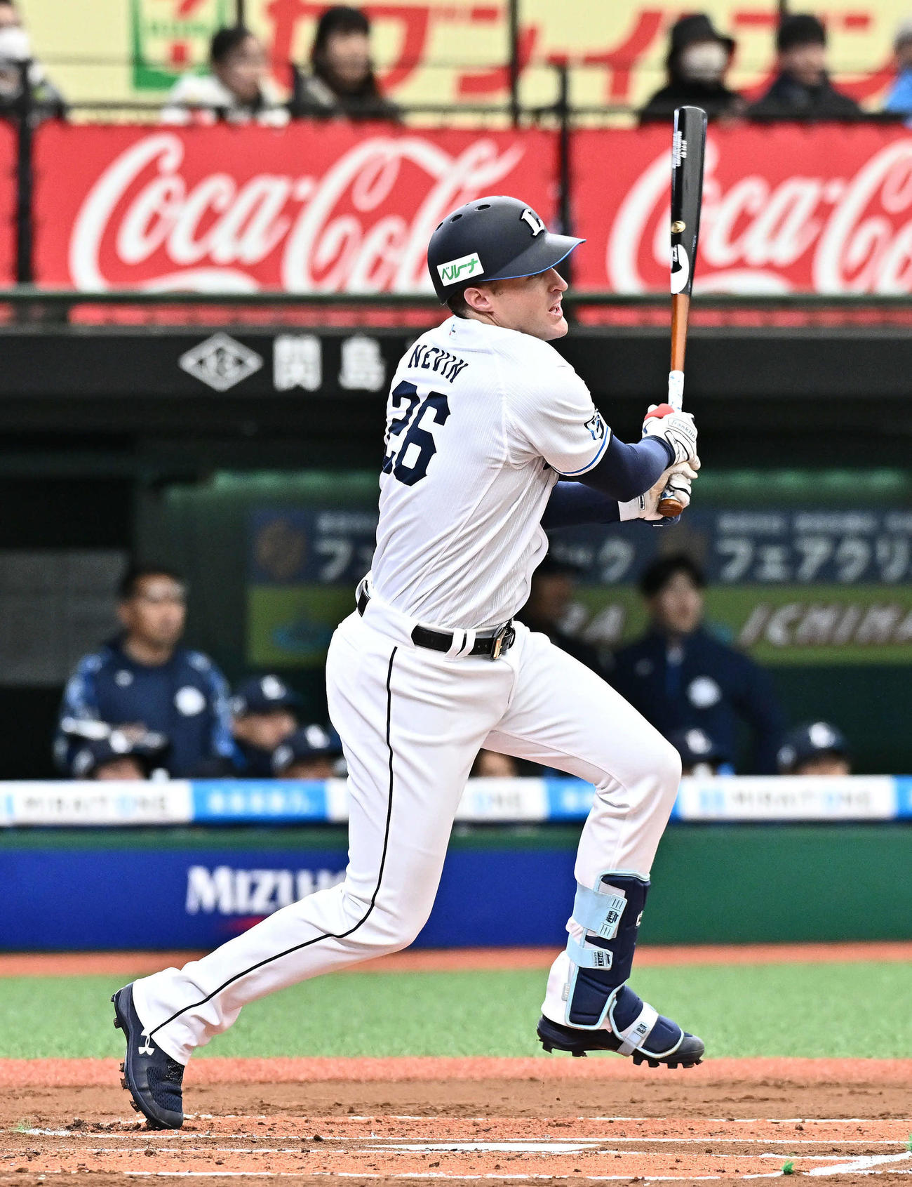西武対広島　1回裏西武無死一、三塁、ネビンは右中間へ先制2点適時二塁打を放つ（撮影・滝沢徹郎）