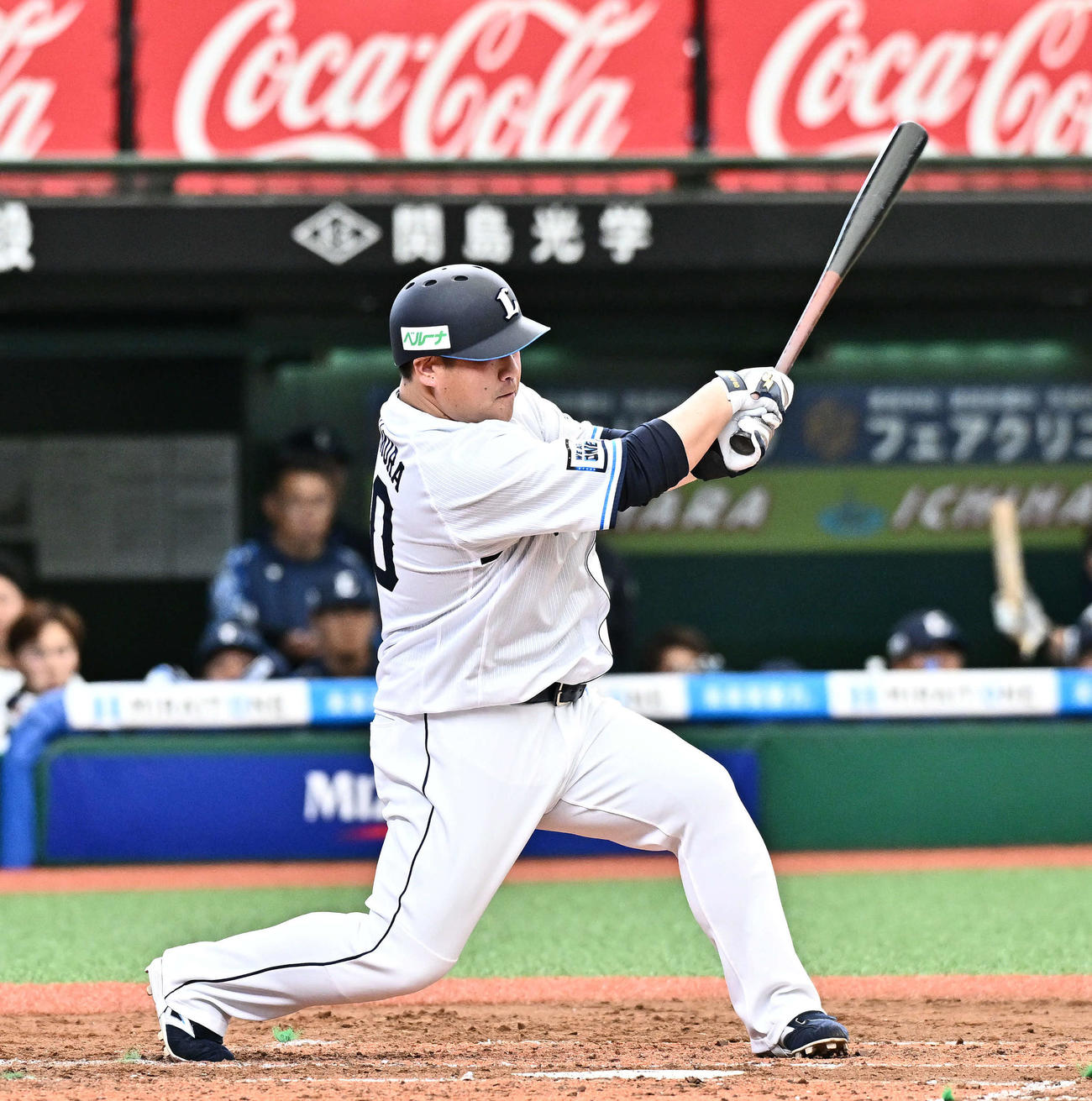 西武対広島　3回裏西武1死、中村剛は投手内野安打を放つ（撮影・滝沢徹郎）