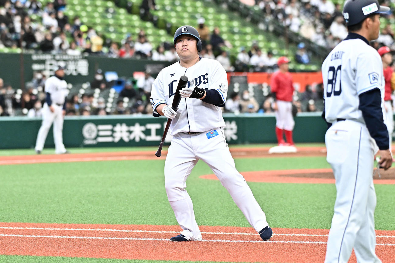 西武対広島　1回裏西武無死二塁、中村剛は右飛に倒れる（撮影・滝沢徹郎）