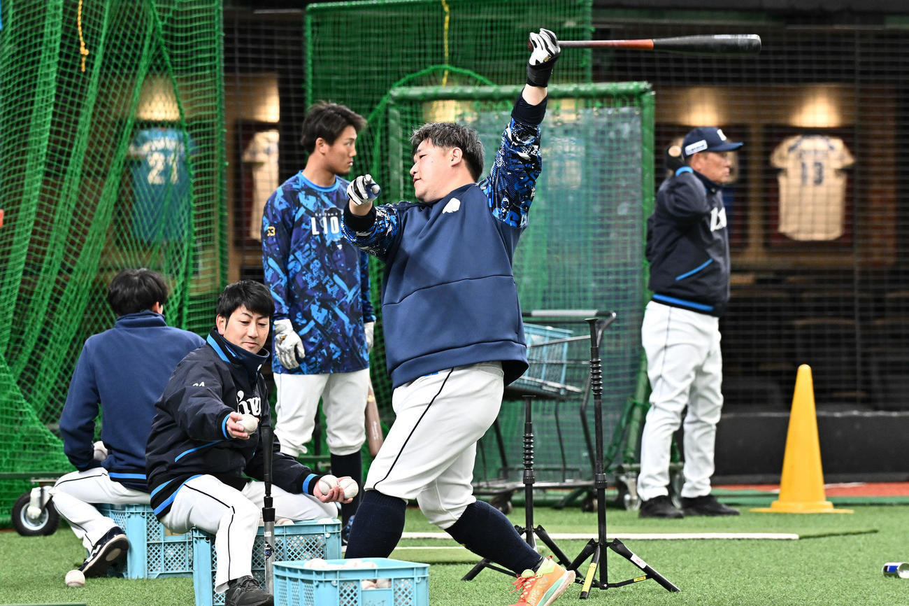西武対広島　試合前練習する西武中村剛（手前）（撮影・滝沢徹郎）