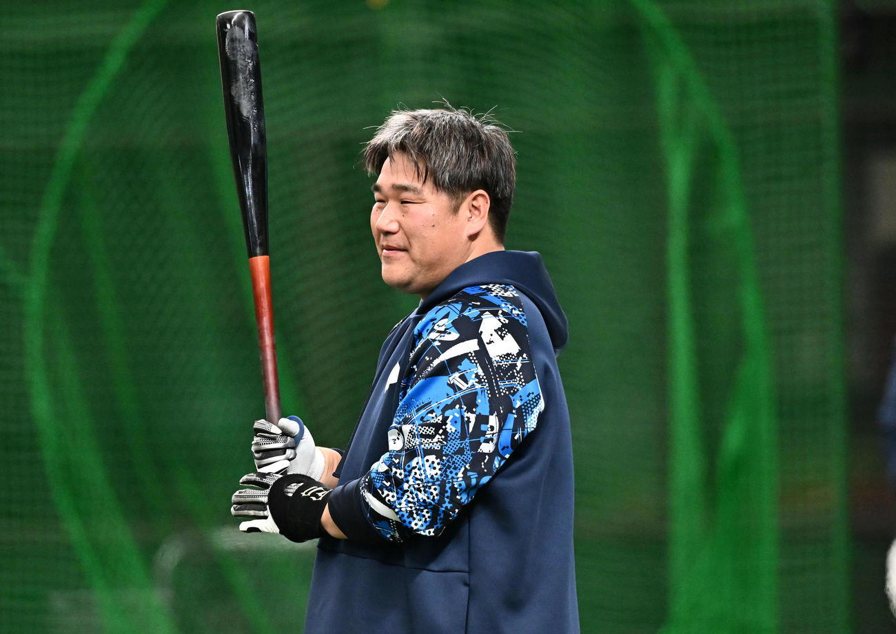 西武対広島　試合前練習する西武中村剛（撮影・滝沢徹郎）