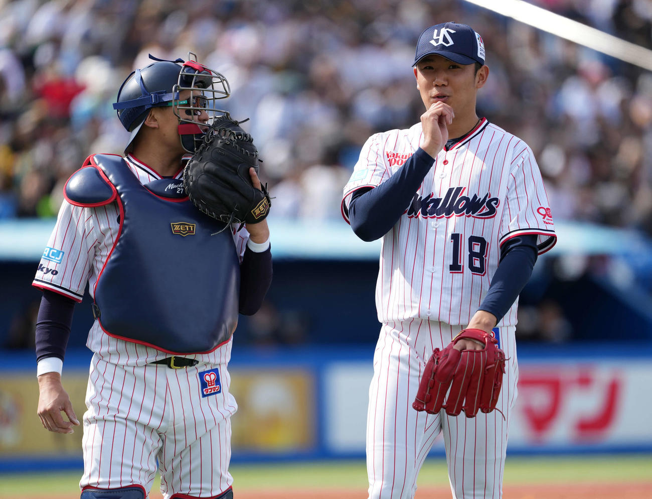 ヤクルト対阪神　3回に2点をう奪われ悔しげにベンチに引き揚げる奥川（右）。左は中村（撮影・井上学）