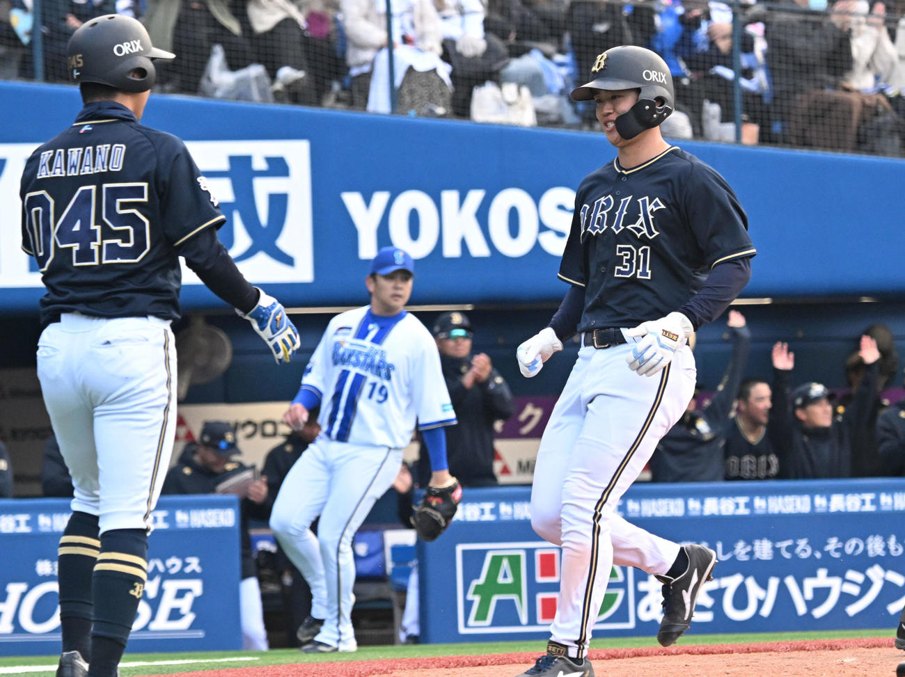9回表オリックス2死一、二塁、渡部遼人の適時三塁打で生還する二走河野（左）と一走太田（撮影・千葉一成）