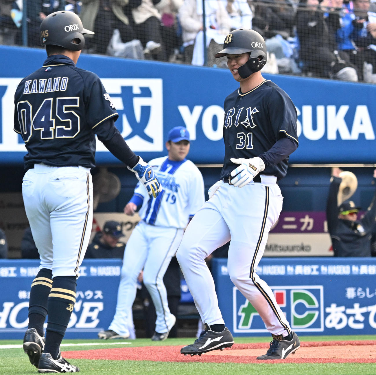 9回表オリックス2死一、二塁、渡部遼人の適時三塁打で生還する二走河野（左）と一走太田（撮影・千葉一成）