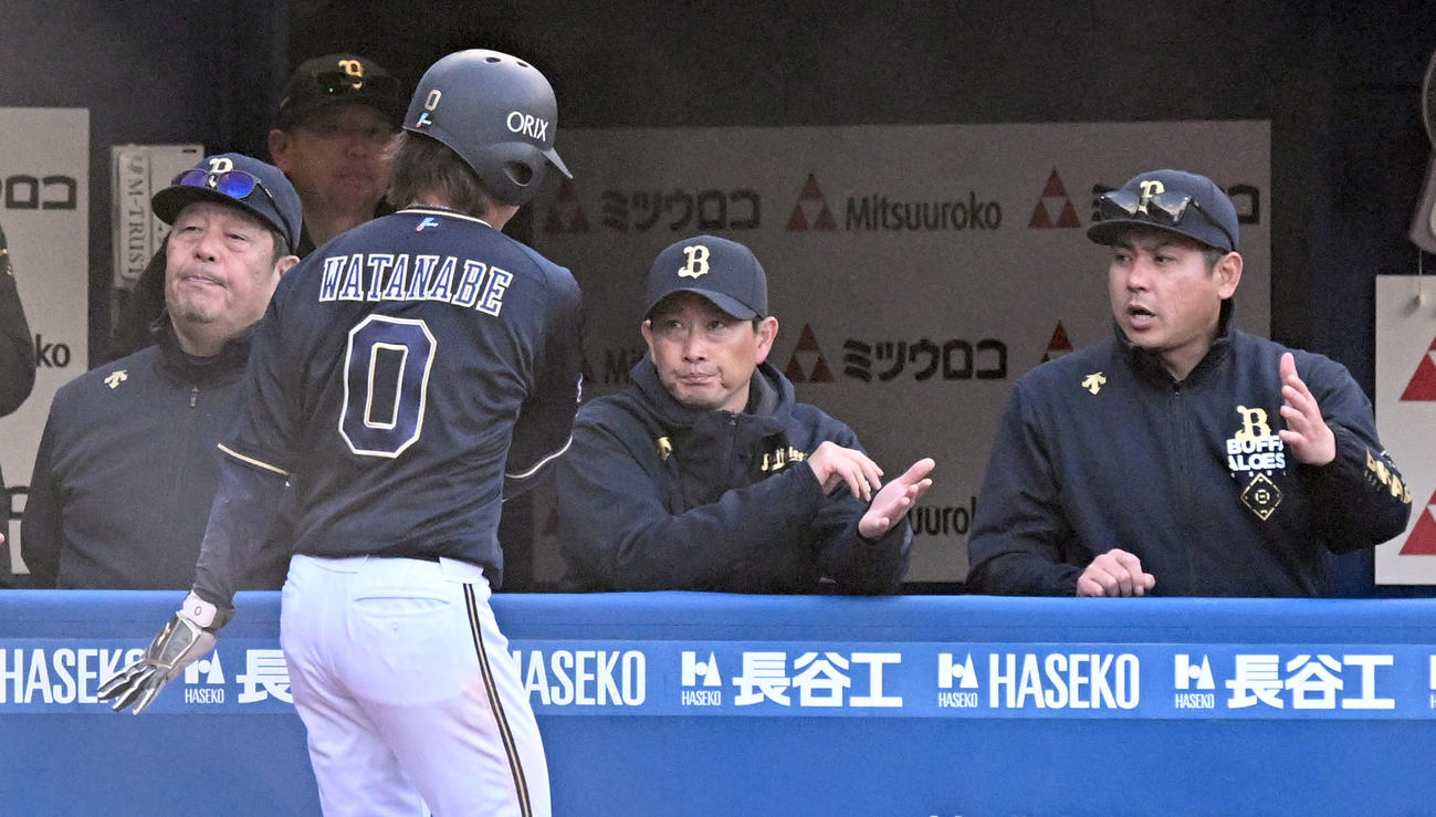 8回表オリックス2死三塁、堀岡隼人の暴投の間に生還した渡部遼人を迎える岸田護監督（中央）ら（撮影・千葉一成）