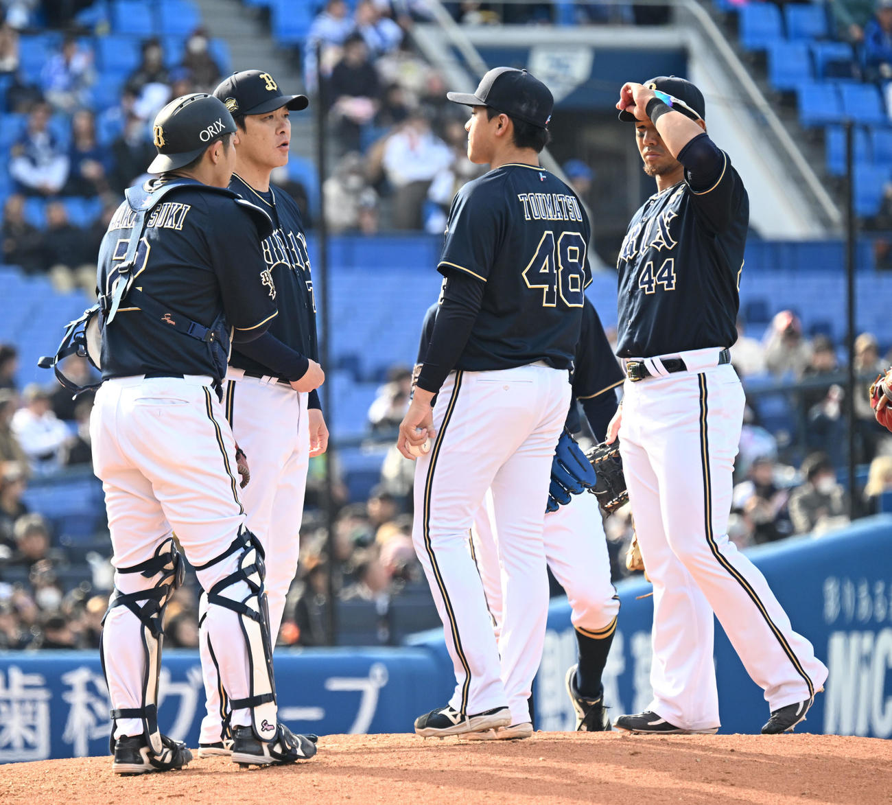 6回裏DeNA1死満塁、ピンチを迎えた東松快征（右から2人目）に声を掛けるオリックス厚沢投手コーチ（撮影・千葉一成）