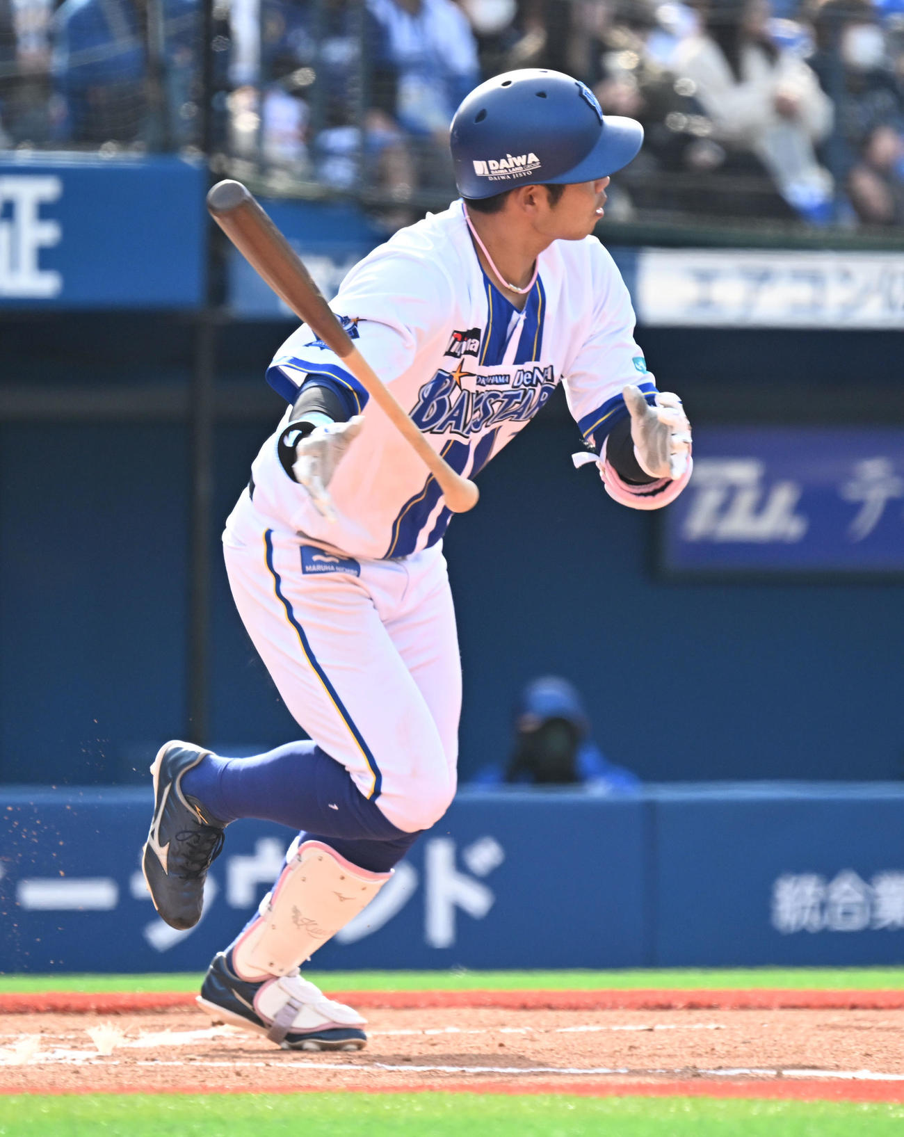 6回裏DeNA1死満塁、桑原が左翼へ2点二塁打を放つ（撮影・千葉一成）