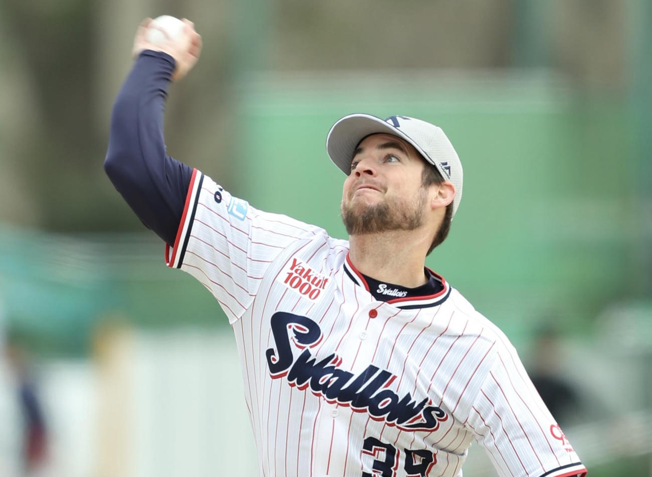 ヤクルト対オリックス　キャッチボールするヤクルト・ランバート（撮影・河田真司）