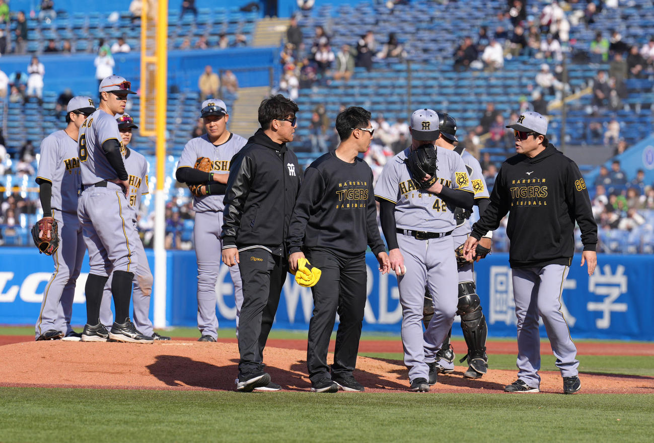 ヤクルト対阪神　6回途中、マウンドを降りる阪神ネルソン（右から2人目）（撮影・足立雅史）