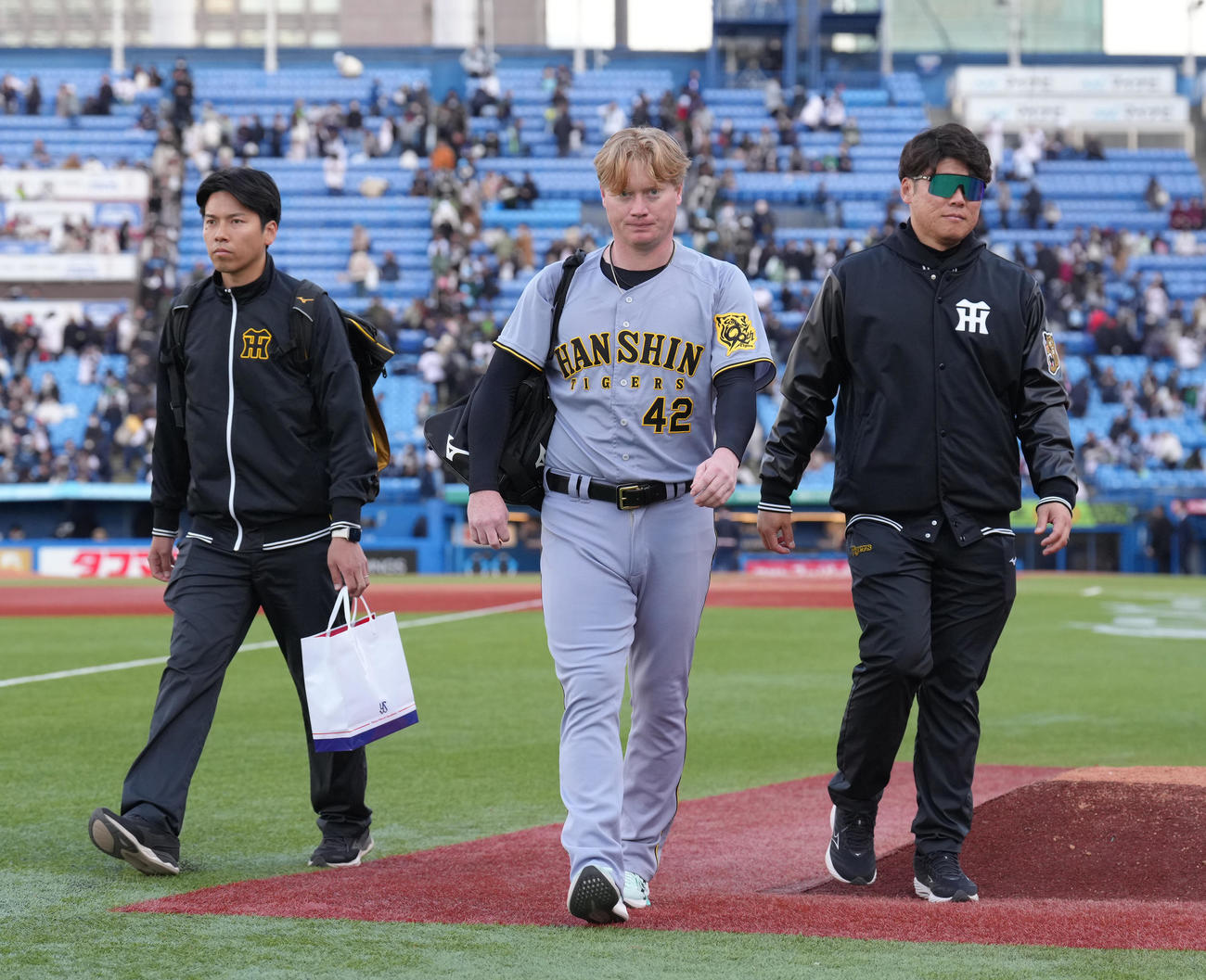 ヤクルト対阪神　試合を終え、引き揚げる阪神ネルソン（中央）（撮影・足立雅史）