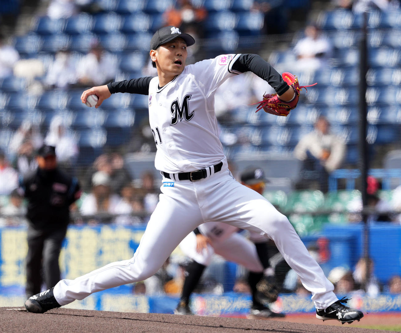 ロッテ対楽天　力投するロッテ先発の石川柊（撮影・横山健太）
