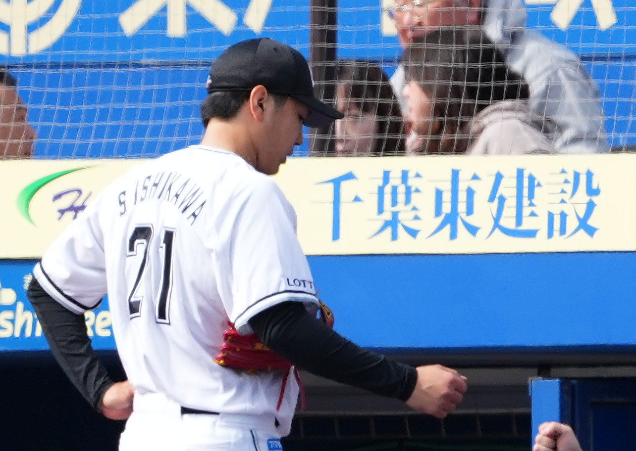 ロッテ対楽天　4回表を無失点に抑えタッチを交わすロッテ石川柊（撮影・横山健太）