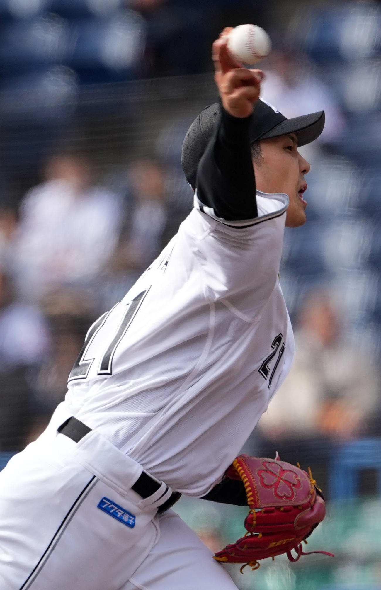 ロッテ対楽天　力投するロッテ先発の石川柊（撮影・横山健太）