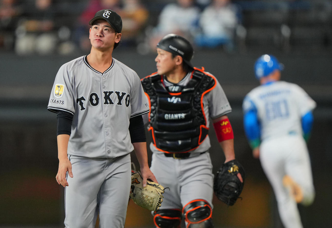 日本ハム対巨人　2回裏の登板を終え失点を許しさえない巨人先発の井上（左）と甲斐（撮影・垰建太）