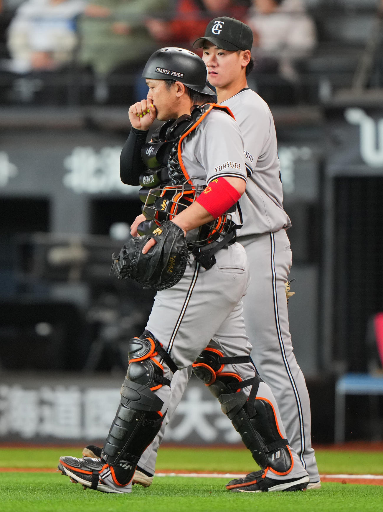 日本ハム対巨人　2回裏日本ハム無死満塁、言葉を交わす井上（右）と甲斐（撮影・垰建太）