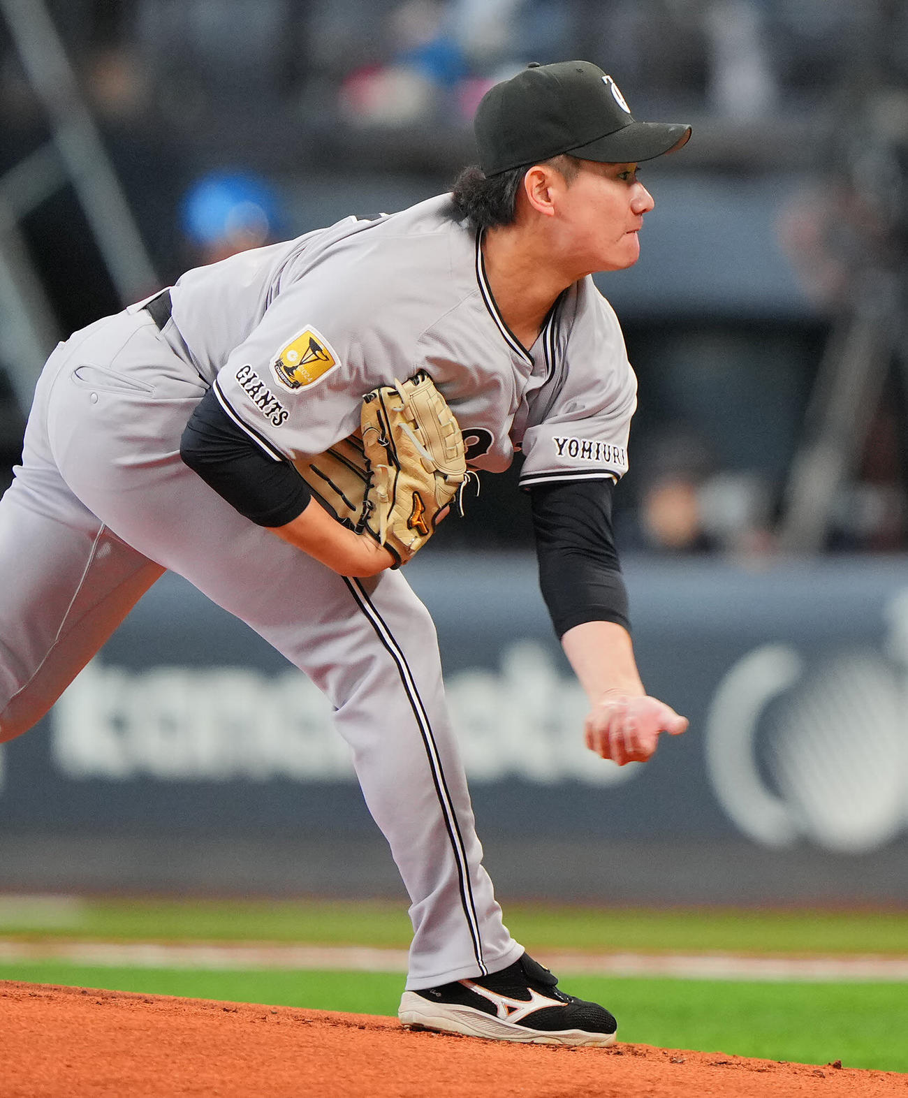 日本ハム対巨人　力投する巨人先発の井上（撮影・垰建太）