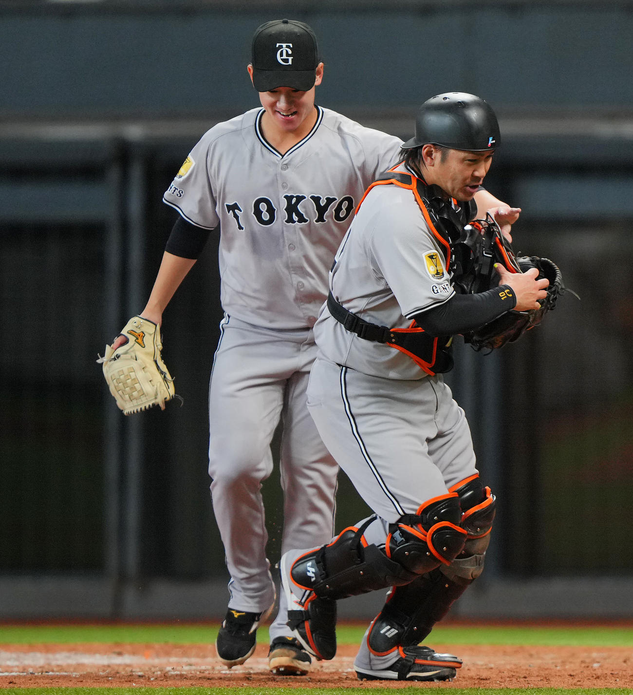 日本ハム対巨人　4回裏日本ハムの攻撃を無失点に抑えタッチを交わす巨人井上（左）と甲斐（撮影・垰建太）
