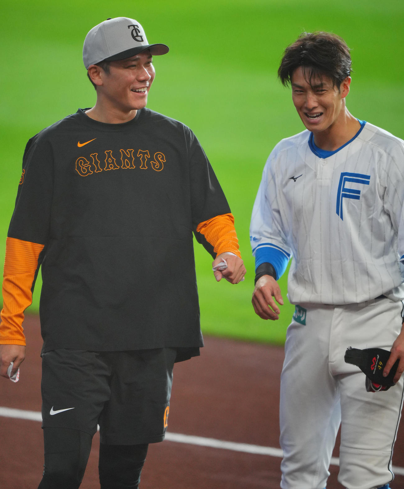 日本ハム対巨人　試合前、談笑する巨人坂本（左）と日本ハム若林（撮影・垰建太）
