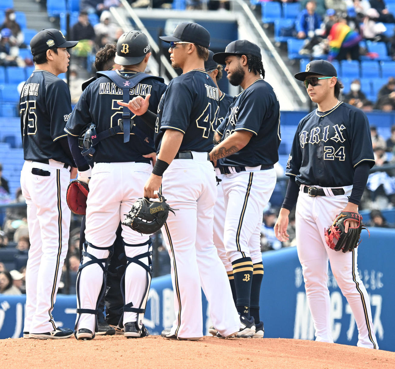 3回裏DeNA1死満塁、ピンチを迎えたマウンドのエスピノーザ（右から2人目）に集まる内野陣ら（撮影・千葉一成）