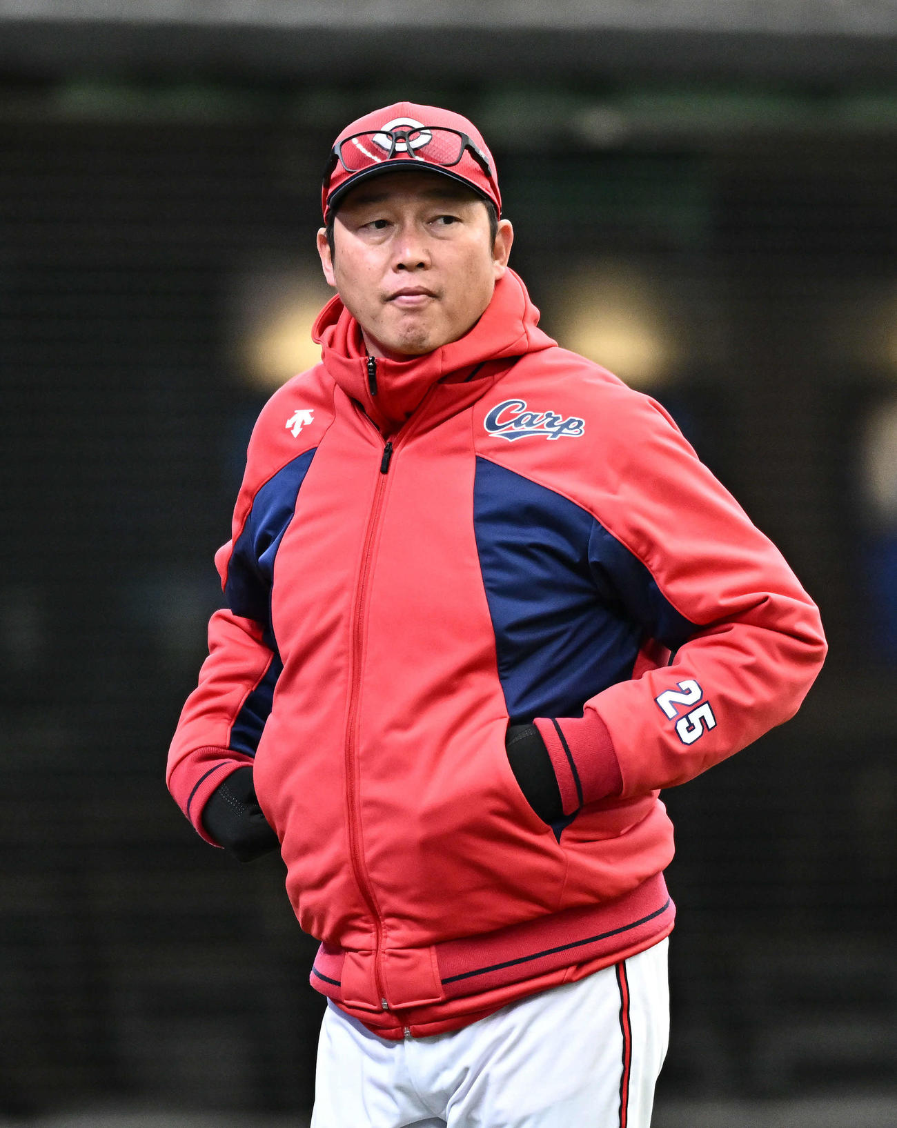 西武対広島　交代を伝える広島新井監督（撮影・滝沢徹郎）