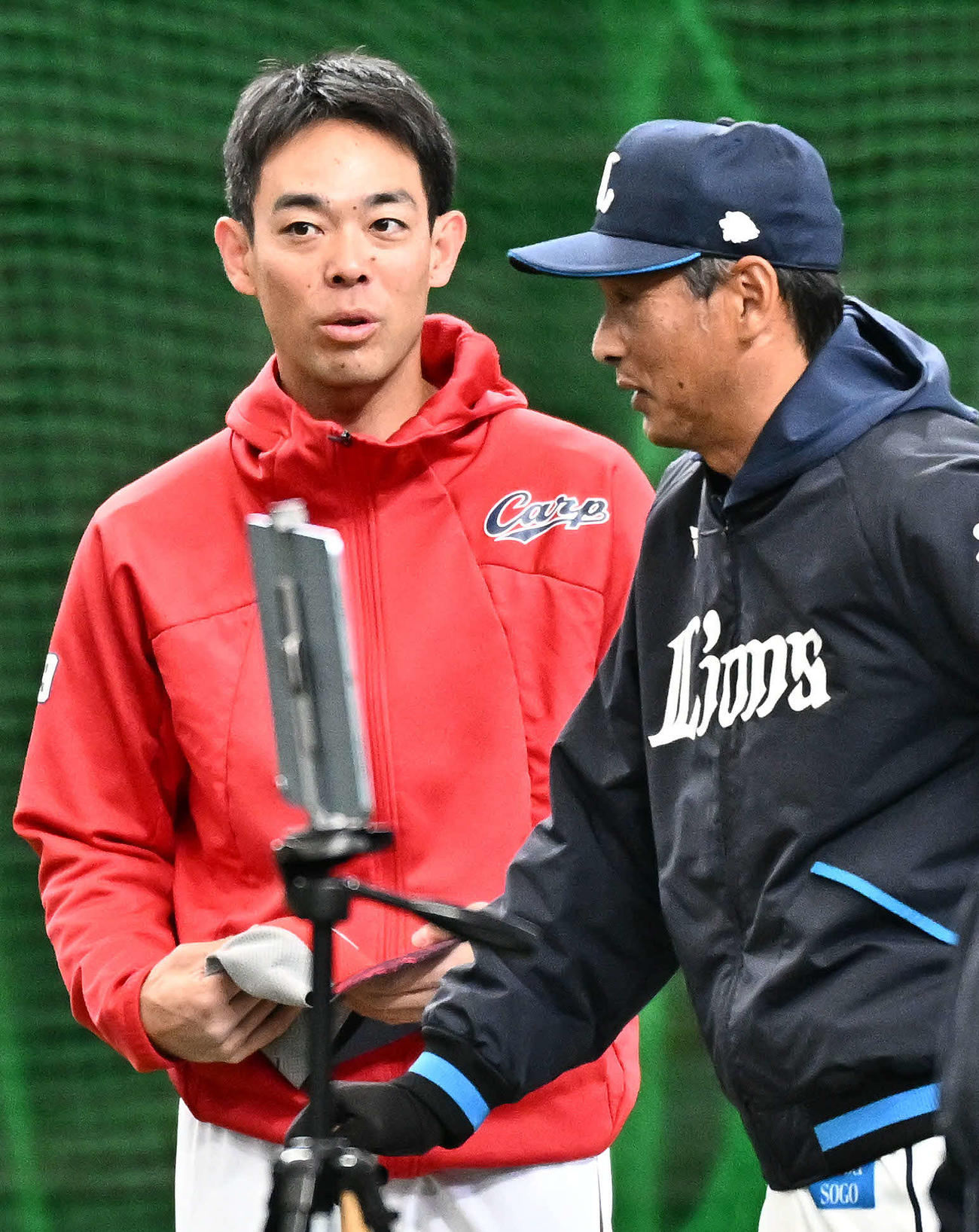西武対広島　試合前練習で話す広島秋山（左）と西武西口監督（撮影・滝沢徹郎）