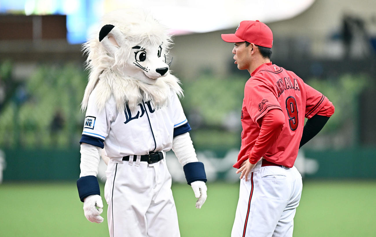 西武対広島　試合前に広島秋山（右）はレオと話す（撮影・滝沢徹郎）