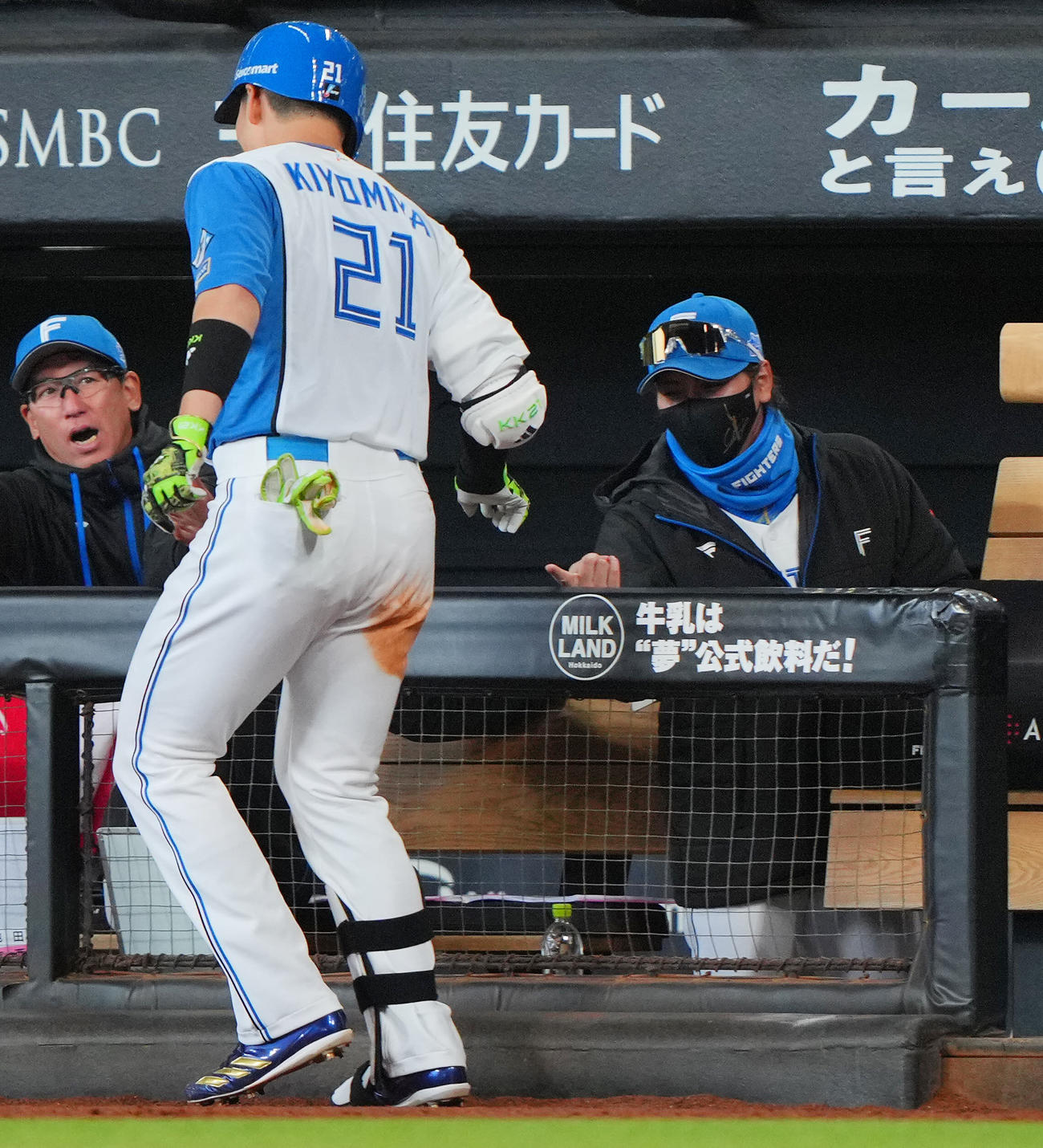 日本ハム対巨人　5回裏日本ハム2死、右越えソロ本塁打を放った清宮（左）を出迎える新庄監督（右）（撮影・垰建太）
