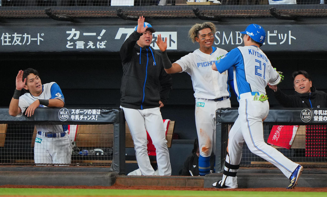 日本ハム対巨人　5回裏日本ハム2死、右越えソロ本塁打を放った清宮（右）を笑顔で出迎える水谷（中央右）、野村（左）ら（撮影・垰建太）