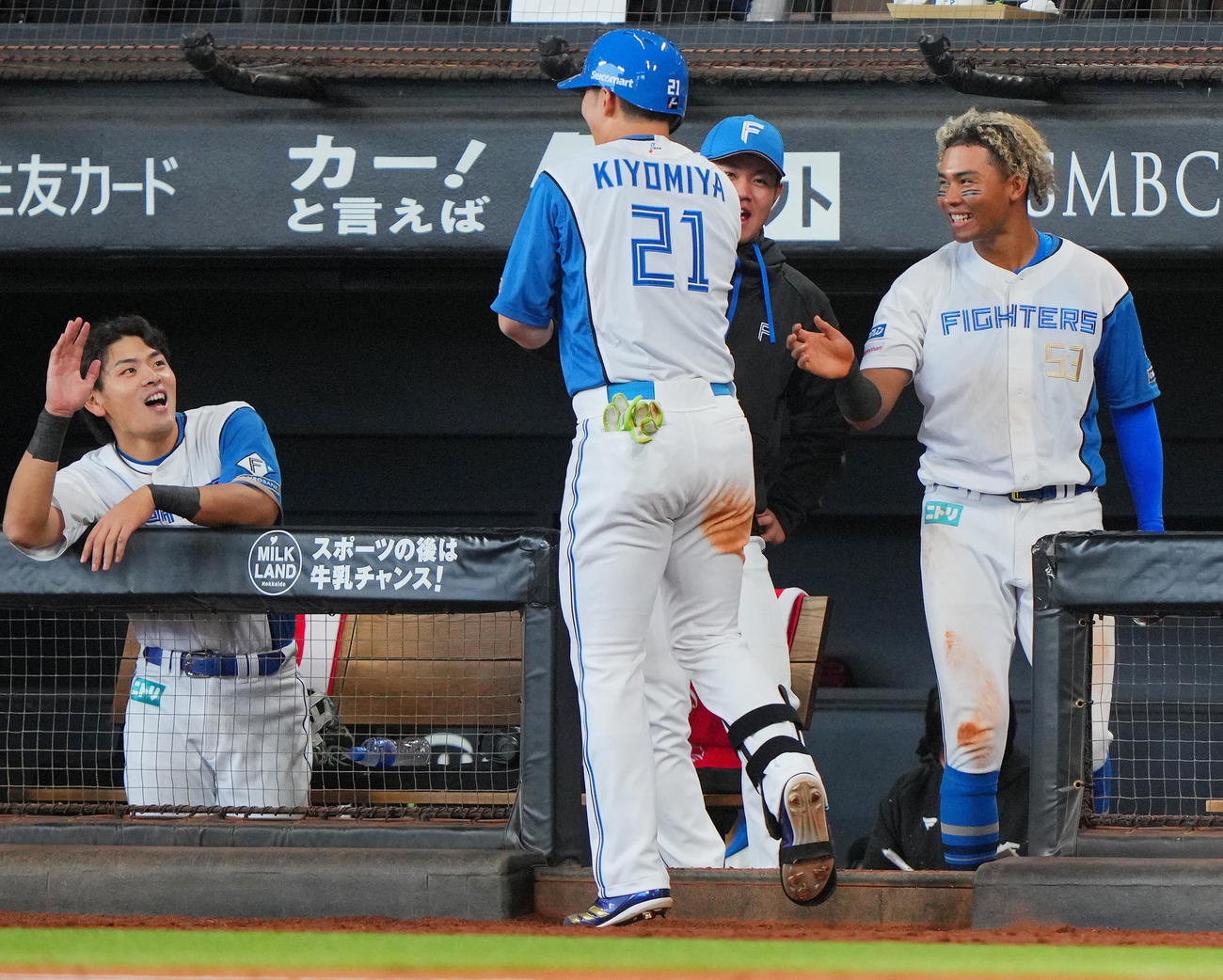 日本ハム対巨人　5回裏日本ハム2死、右越えソロ本塁打を放った清宮（中央）を笑顔で出迎える水谷（右）、野村（左）ら（撮影・垰建太）