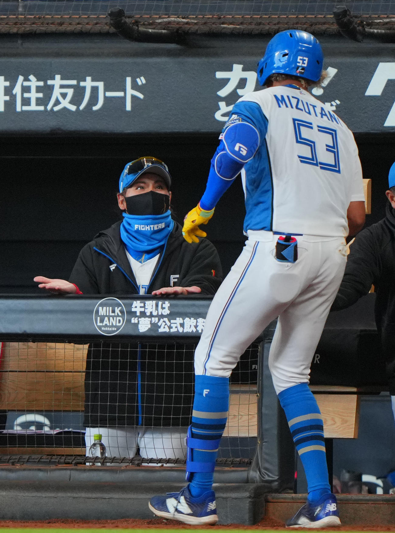 日本ハム対巨人　5回裏日本ハム無死、ソロ本塁打を放った水谷を出迎える新庄監督（撮影・垰建太）