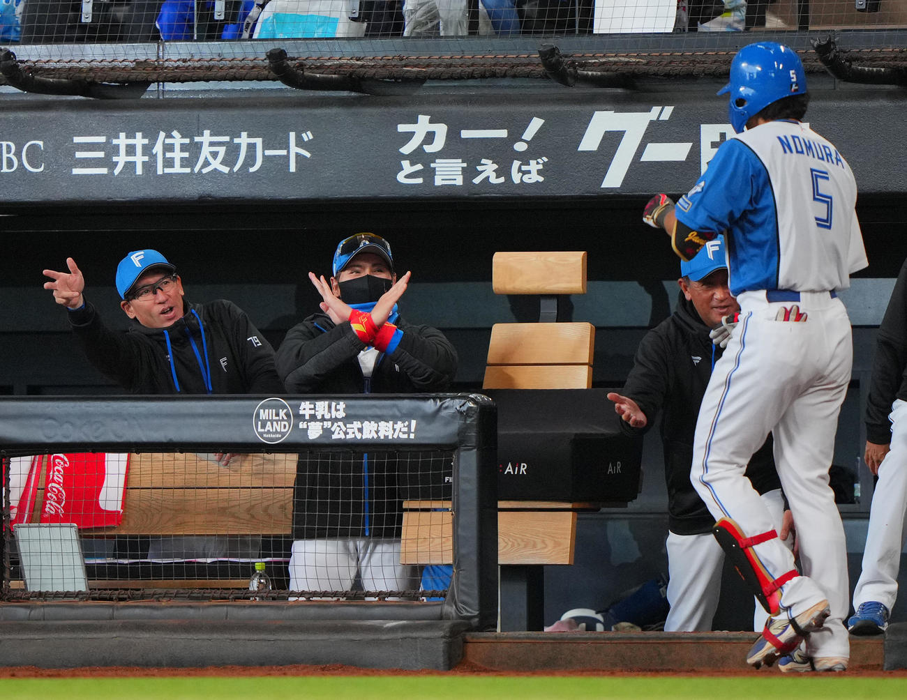 日本ハム対巨人　5回裏日本ハム2死、左越えソロ本塁打を放った野村（右）にバツ印をつくり出迎える新庄監督（中央）（撮影・垰建太）