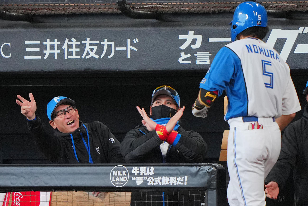日本ハム対巨人　5回裏日本ハム2死、左越えソロ本塁打を放った野村（右）にバツ印をつくり出迎える新庄監督（中央）（撮影・垰建太）