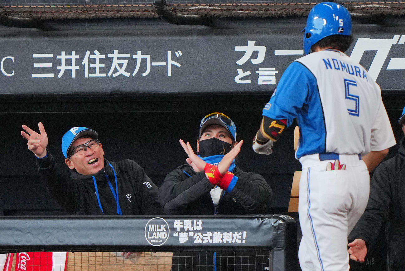 日本ハム対巨人　5回裏日本ハム2死、左越えソロ本塁打を放った野村（右）にバツ印をつくり出迎える新庄監督（中央）（撮影・垰建太）