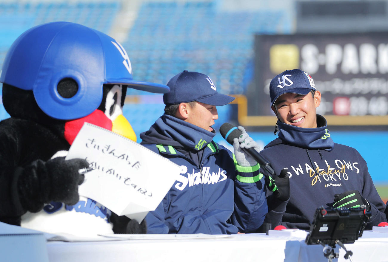 2021年12月5日、つば九郎（左）とトークするヤクルト時代の元山飛優