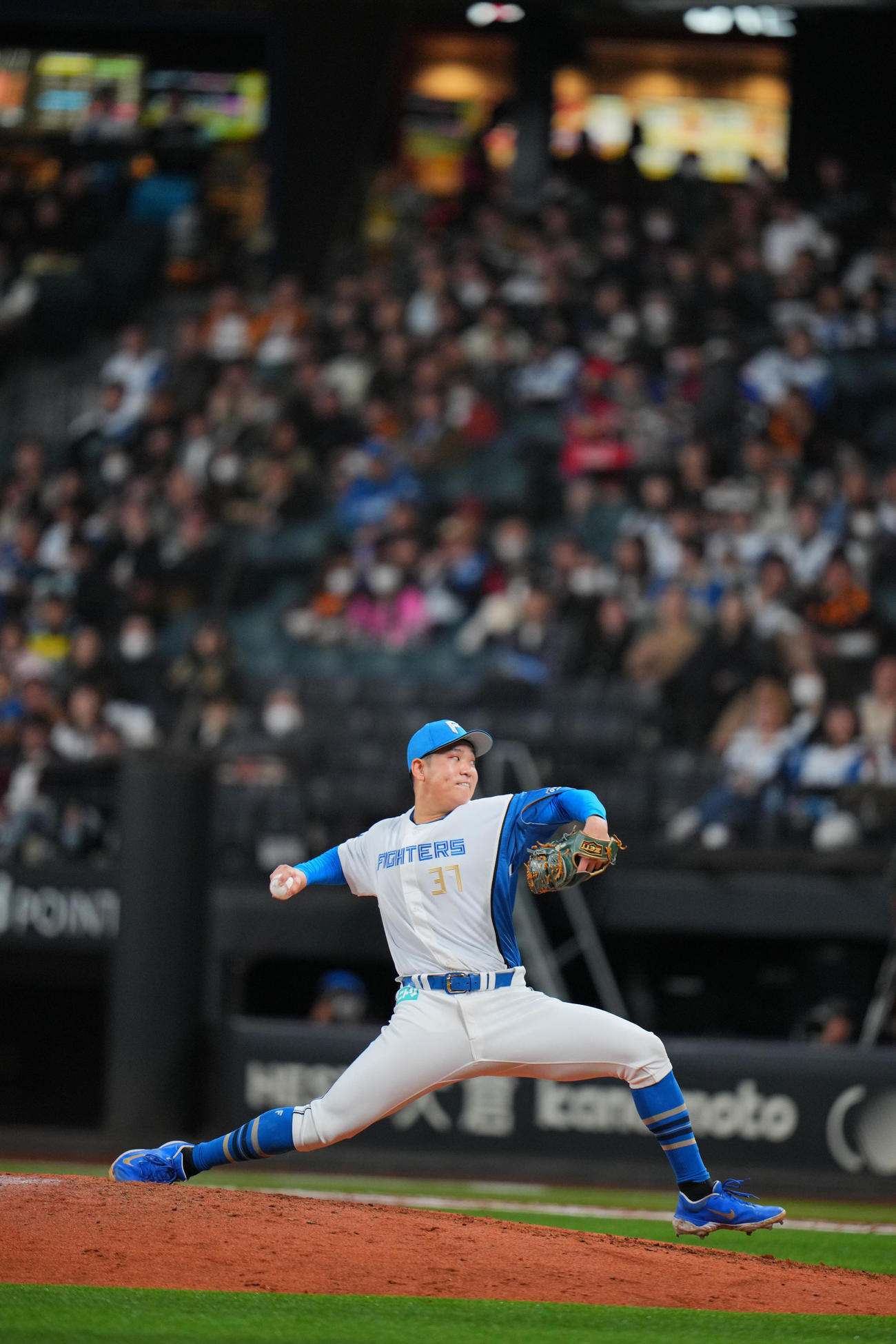 日本ハム対巨人　7回表、日本ハム3番手で登板し力投する古林（撮影・垰建太）
