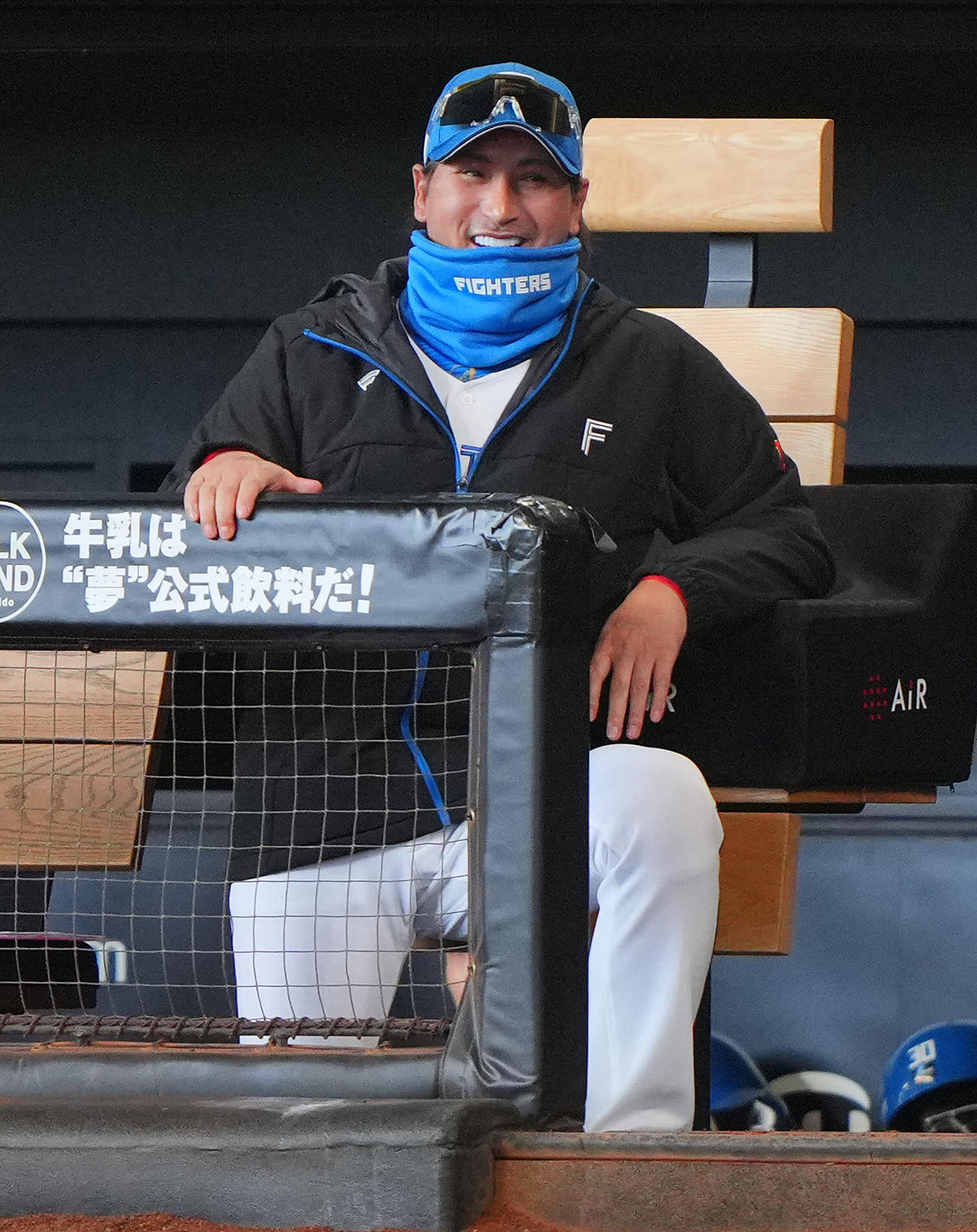 日本ハム対巨人　ベンチで笑顔を見せる日本ハム新庄監督（撮影・垰建太）
