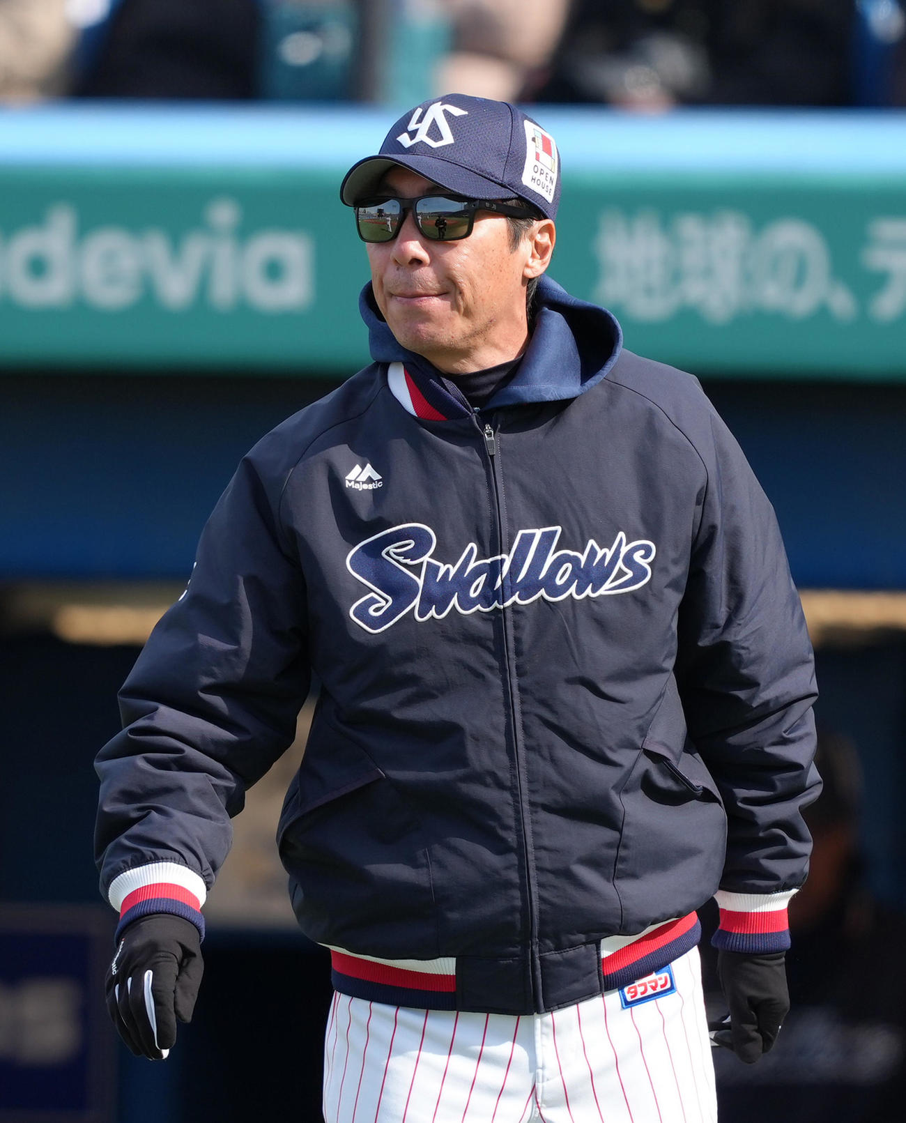 ヤクルト対阪神　投手交代を告げるヤクルト高津監督（撮影・足立雅史）