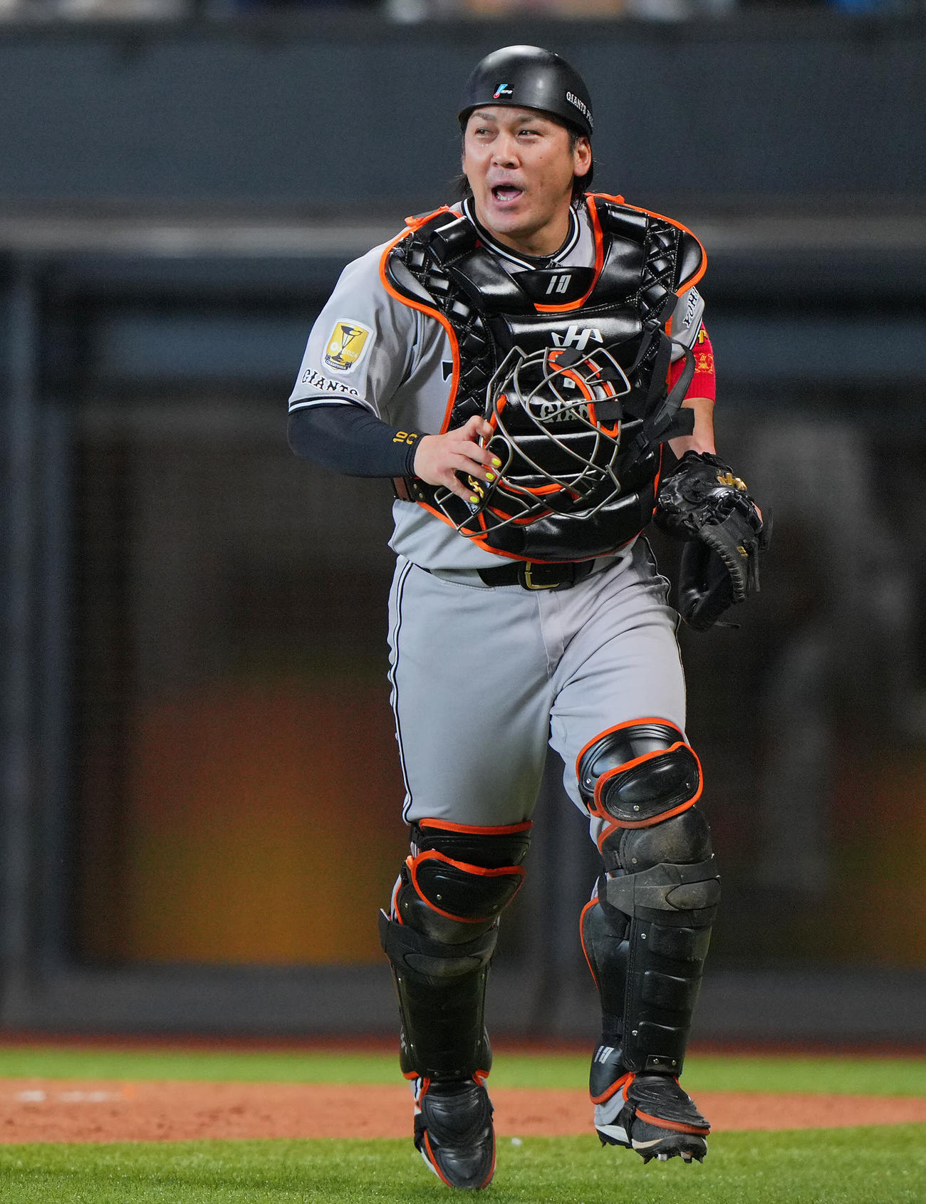 日本ハム対巨人　4回裏日本ハム2死二塁、水野を捕ゴロで無失点の甲斐は声をあげる（撮影・垰建太）