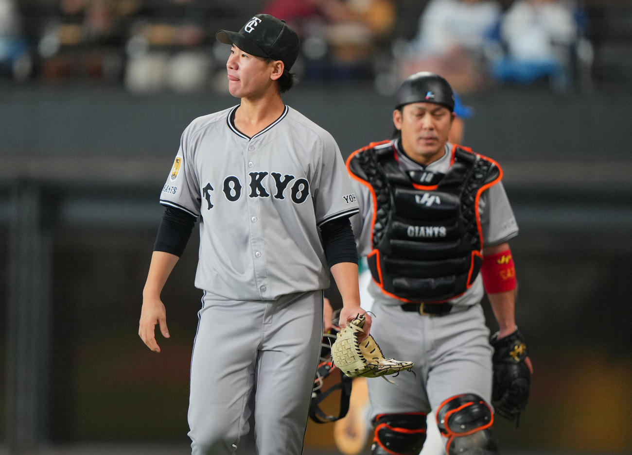 日本ハム対巨人　2回裏の登板を終え失点を許しさえない巨人先発の井上（左）と甲斐（撮影・垰建太）